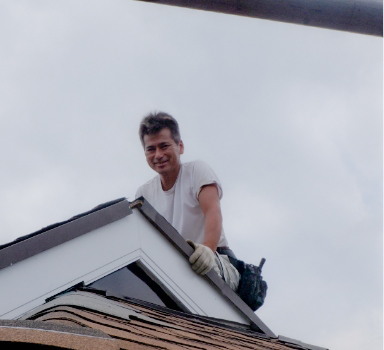 屋根葺き替え工事の職人